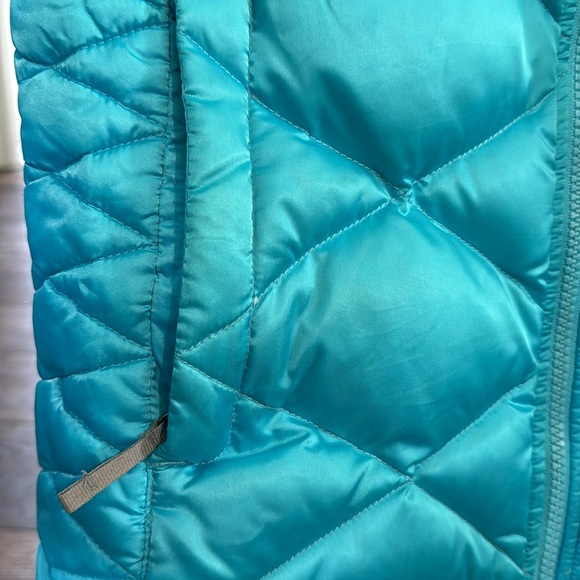 GUC. North Face 550 XL girls 18 jacket. Worn a little at the sleeves, pictured. - Picture 3 of 11